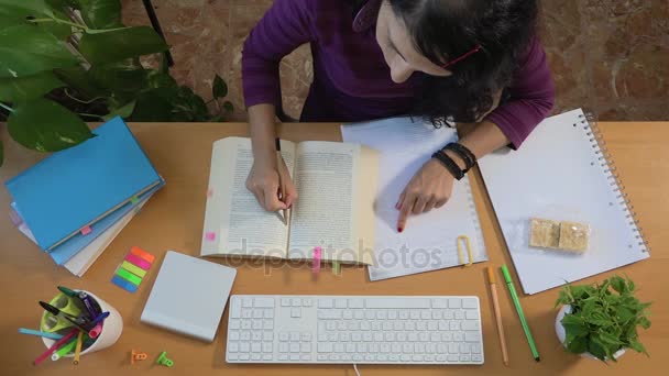 Student studuje knihu jíst svačinu, dívka vzdělání univerzitu — Stock video