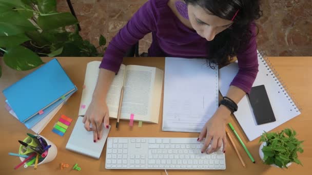 Chica estudiando y resoplando aburrida, escuela universitaria de educación de estudiantes — Vídeos de Stock