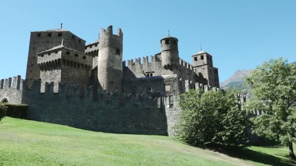 Ortaçağ Kalesi Fenis Aosta İtalya Italia anıt sanat turizm seyahat — Stok video