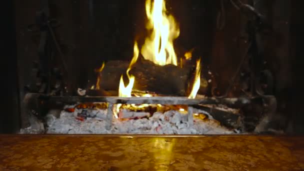 Hände setzen Becher Kamin wärmenden Winterurlaub entspannend — Stockvideo