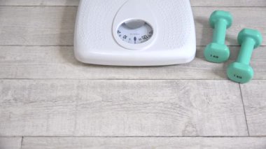 Fitness Ağırlık ve kadının ölçekte, diyet ve ince arka plan ayak
