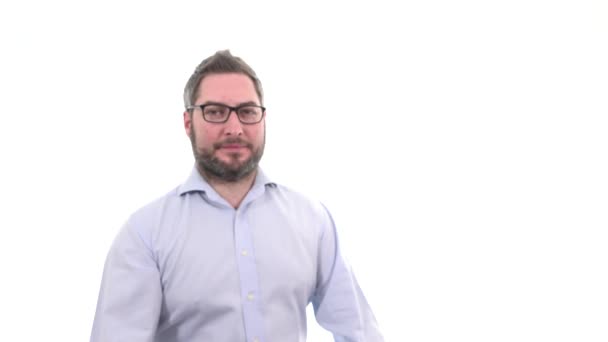 Homme d'affaires souriant montrant signe d'accord pour le succès geste soft focus — Video