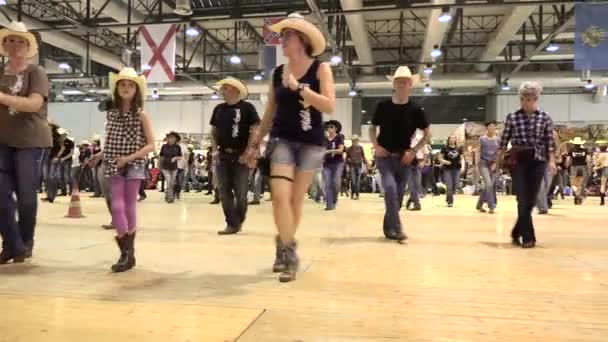 Cremona, Włochy, maj 2017 - dzieci i dorosłych, zabawy z line dance na imprezie kraju — Wideo stockowe