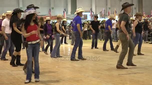 Cremona, Italia, mayo de 2017 - Gente bailando country line dance en un evento folclórico, estilo vaquero USA — Vídeos de Stock