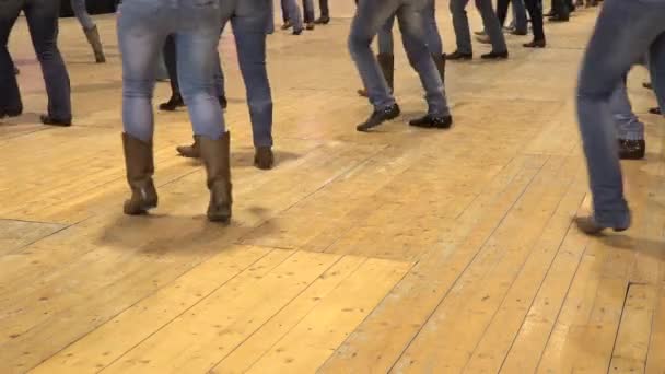 Pessoas dançando country line dance em um evento popular, estilo cowboy EUA — Vídeo de Stock