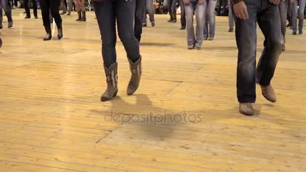 Lidé tančí kovboj line dance na akci folkový země, Usa styl — Stock video