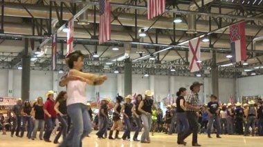 Cremona, İtalya, Mayıs 2017 - bir ülke etkinlikte, kovboy ABD tarzı, bluegrass müzik ve çizgi dans dans insanlar defocused, bokeh