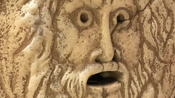 Mouth of truth, Rome, Italy, tourist putting his hand into the ancient mask — Stock Video