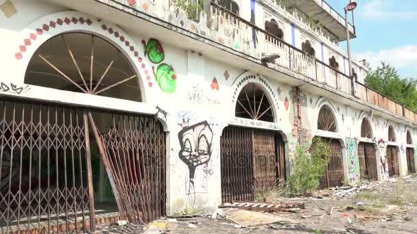 Consonno, Italia - agosto de 2017: Edificio árabe abandonado con murales y minarete en Consonno, Italia — Vídeos de Stock