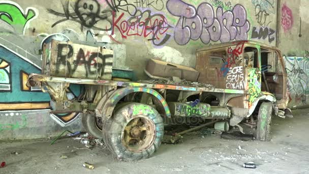 Consonno, Italien - augusti 2017: Övergiven lastbil i ghost byggnad med väggmålningar i Consonno, Italien — Stockvideo