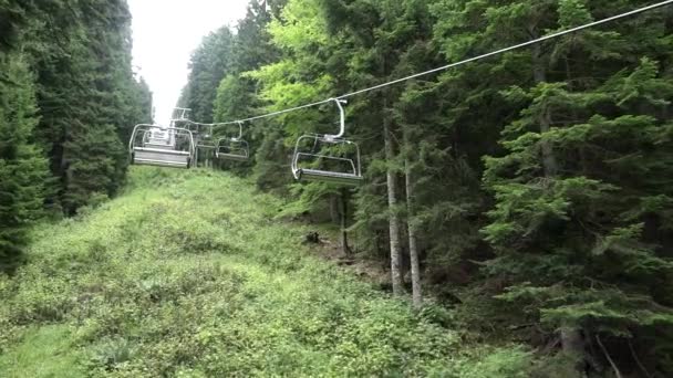 Lege stoeltjeslift bergop gaat over hout in de zomer. Brembana Valley, Italië — Stockvideo