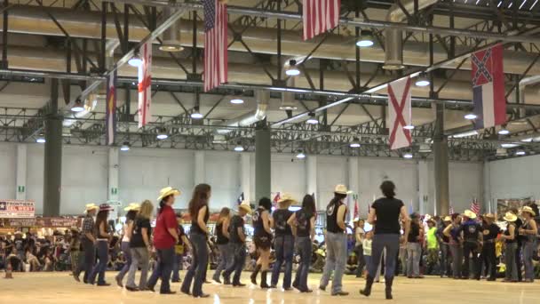 Cremona, Italia, mayo de 2017 - Gente de música country bailando danza de línea americana, bokeh desenfocado — Vídeos de Stock