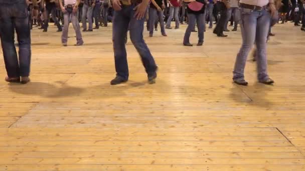 Jambes se déplaçant ensemble au festival de cheval américain. Musique tradition jeans bottes et drapeau — Video