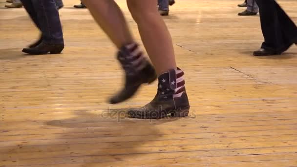 Mujer bailando baile de línea de vaquero en un evento de folk country, estilo EE.UU. — Vídeos de Stock