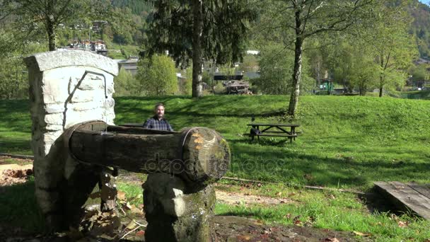 Man Vandra Med Stolpar Trä Och Dricksvatten Fontänen Hösten Tid — Stockvideo