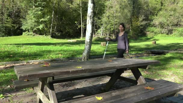 Mulher Caminhando Com Postes Madeira Outono Comer Lanche Esporte Livre — Vídeo de Stock