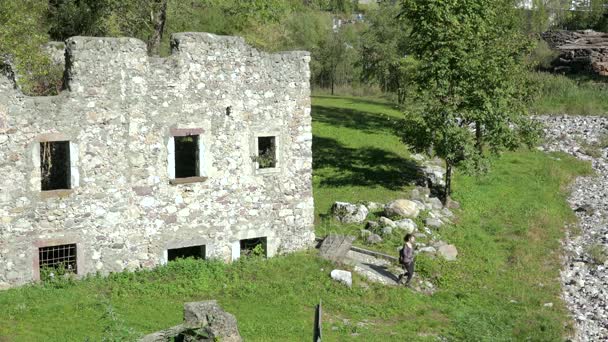 Femme Randonnée Avec Des Bâtons Près Des Ruines Prendre Des — Video