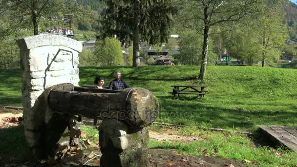 Paar Wandert Mit Stöcken Holz Und Trinkt Wasser Brunnen Herbstzeit — Stockvideo