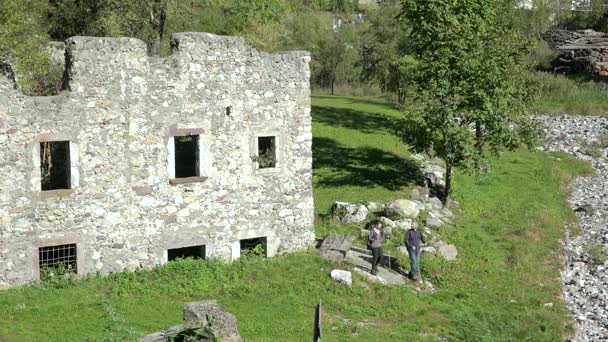 Senderistas Trekking Fotografiando Edificio Abandonado Pareja Senderismo Con Postes Cerca — Vídeo de stock