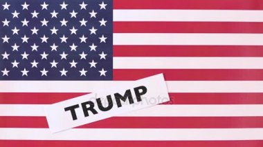 Onay hareketi Donald Trump, sevme, değer artırma, olumlu görüş için. El başparmak ABD bayrağı ile Başkan, Amerika Birleşik Devletleri için giving yukarıya. Anlaşma Amerikan hükümetinin seçimleri