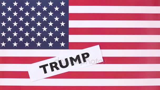 ドナルド トランプ 否定的な意見の不承認ジェスチャ アメリカ国旗とアメリカ合衆国との意見の相違のアメリカの政府の選挙の大統領のためダウン親指を与える手 — ストック動画