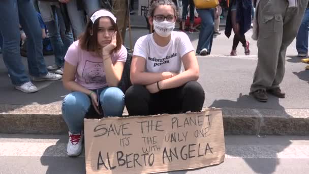 ミラノ イタリア 5月24 2019気候のための世界的なストライキでデモを行う悲しい女の子 ピケの看板を持つ学校をスキップする学生 将来のイベントのための金曜日に不幸な若い女性 生態学者運動 — ストック動画