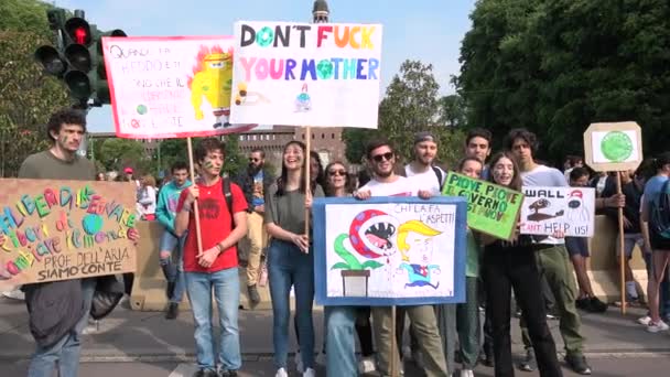 ミラノ イタリア 5月24 2019 気候のための世界的なストライキに抗議するピケッターのデモンストレーション ピケの標識を持つ学生 将来の動きのための金曜日の群衆 生態パレードの人々 緑の理想 — ストック動画