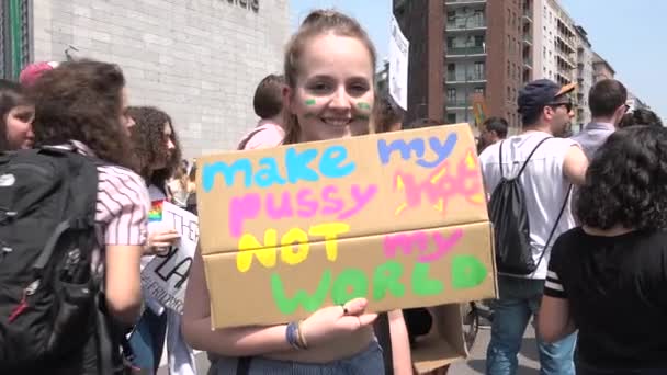 밀라노 이탈리아 2019 년웃는 소녀들 운동에 학생들이 뜨거운 질문에 던지며 — 비디오