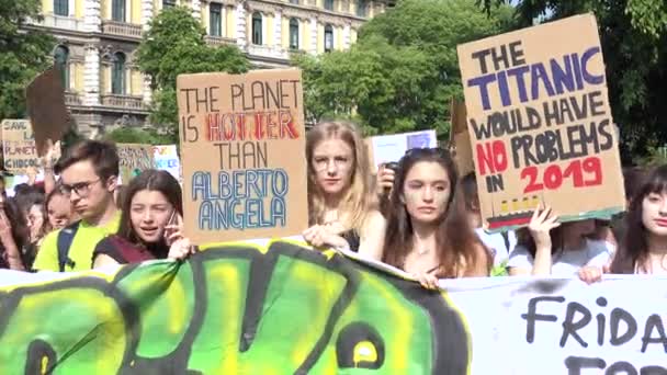 Milan Italy May 2019 People Picket Signs Demonstration Crowd Friday — Stockvideo