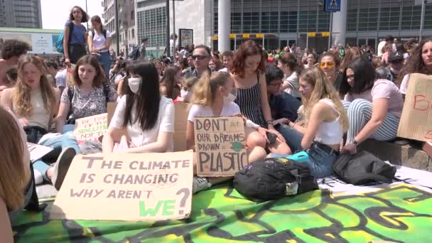 Milano Italia Maggio 2019 Gli Studenti Siedono Protestare Contro Sciopero — Video Stock