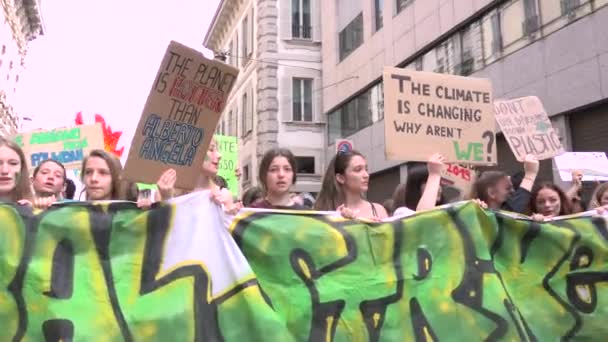 밀라노 이탈리아 2019 소녀들 시위를 보호론 자들은 행렬을 현수막을 학생들을 — 비디오
