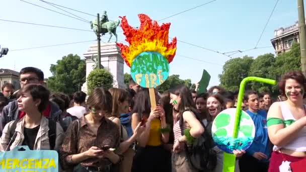 Milano Italien Maj 2019 Picketers Demonstrerar Global Klimatstrejk Studenter Protesterar — Stockvideo