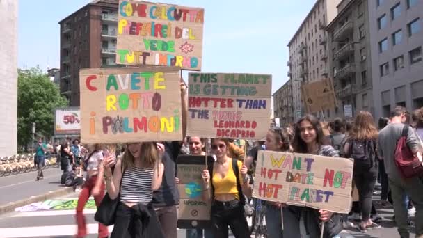 Milán Italia Mayo 2019 Chicas Felices Manifestándose Huelga Mundial Por — Vídeos de Stock