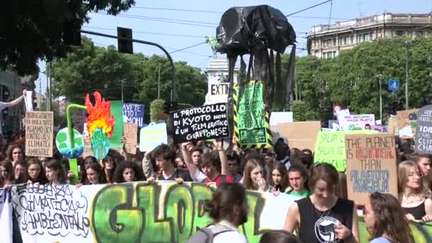 Milaan Italië Mei 2019 Studenten Protesteren Tegen Wereldwijde Klimaatstaking Mensen — Stockvideo