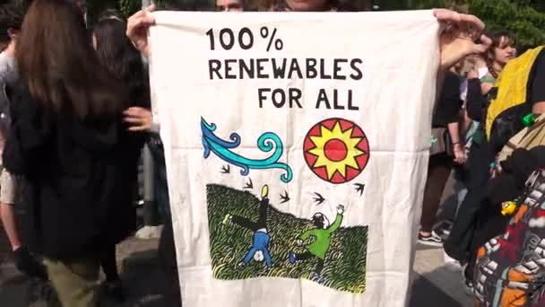 ミラノ イタリア 5月24 2019 気候のための世界的なストライキのための環境に優しい抗議サイン 未来のための金曜日 グレタ ツンベルク環境行進 保全主義のプラカード 100 — ストック動画