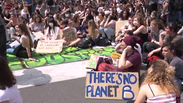 Milano Italia Maggio 2019 Persone Sedute Protestare Contro Sciopero Globale — Video Stock