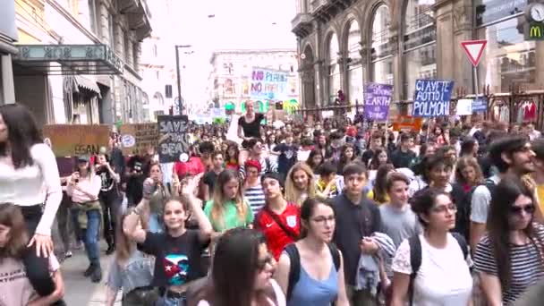 Milan Italy May 2019 Picketers Walking Global Strike Climate Students — стоковое видео