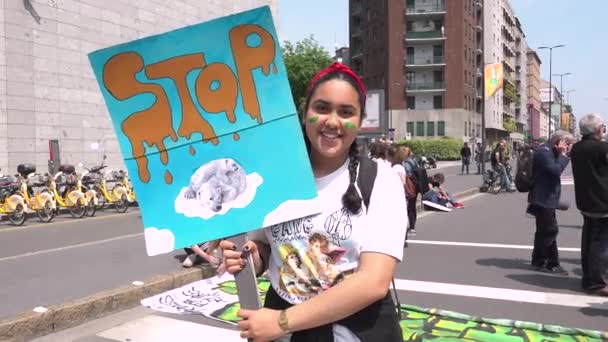 Milan Italy May 2019 Усміхнена Дівчина Демонструє Ятницю Майбутнього Параду — стокове відео