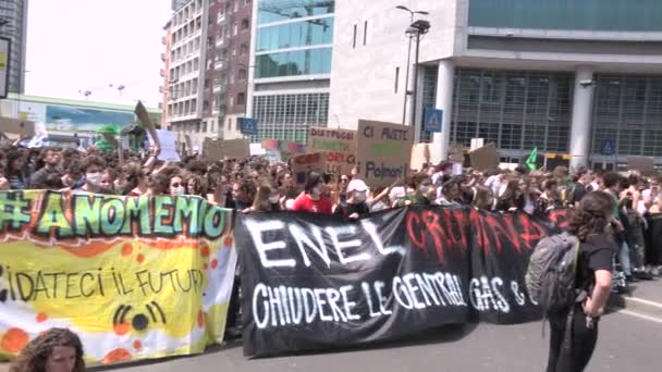 Milão Itália Maio 2019 Estudantes Protestando Com Bandeiras Verdes Sexta — Vídeo de Stock