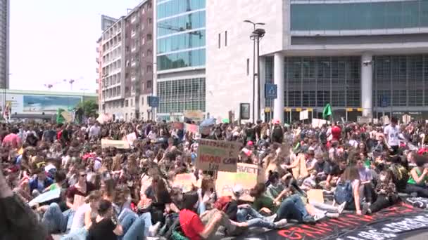 Milán Italia Mayo 2019 Estudiantes Sentados Para Protestar Por Huelga — Vídeos de Stock