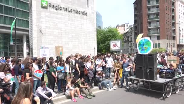 Milan Italy May 2019 People Protesting Green Banners Friday Future — Video