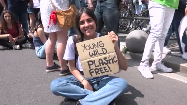 Milánó Olaszország Május 2019 Beautiful Girl Demonstrating Global Strike Climate — Stock videók