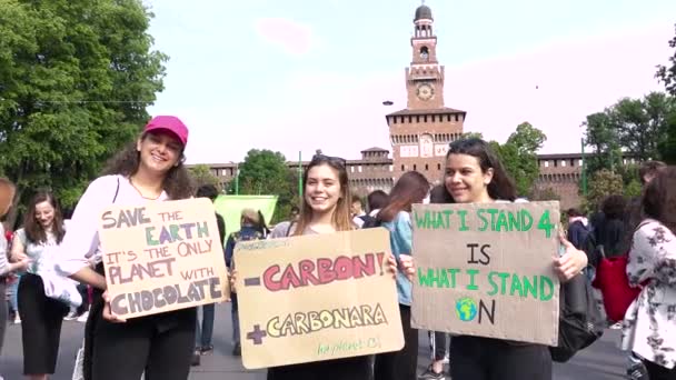 Milan Italy May 2019 Girls Demonstrating Global Strike Climate Students — Vídeos de Stock