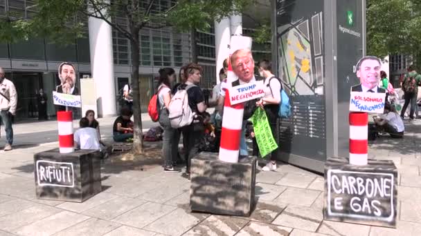 Milan Italy May 2019 Satirical Installation Protest Friday Future Day – Stock-video