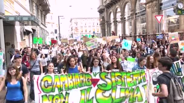 ミラノ イタリア 5月24 2019学生は気候行進のために世界的なストライキに歩いています 環境保護活動家のデモのピケターの群衆 金曜日のピケの兆候を持つ活動家将来のための — ストック動画