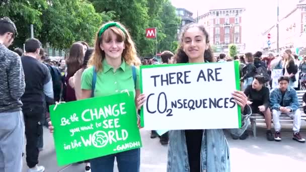 Milánó Olaszország 2019 Május Boldog Lányok Tüntetnek Globális Éghajlati Sztrájkon — Stock videók