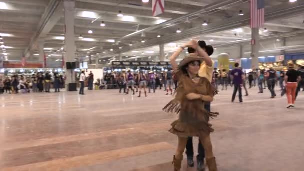 Cremona 意大利 2019年5月人们在乡村活动中跳蓝草音乐 牛仔美国风格 男人和女人一起玩乐 一起跳 一起跳 美国的传统 牛仔靴旗帜 — 图库视频影像