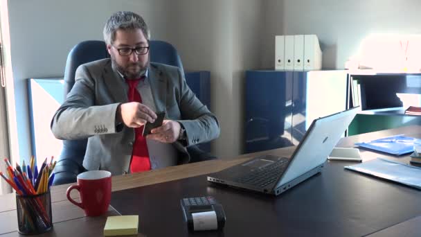 Kafkasyalı Yönetici Cep Telefonuyla Konuşuyor Iyi Haberler Alıyor Modern Ofiste — Stok video