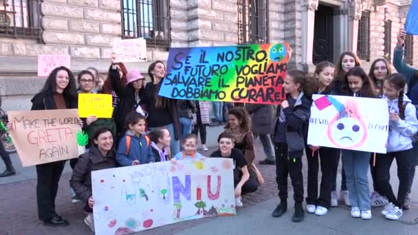 Μιλάνο Ιταλία Μαρτίου 2019 Παιδιά Και Δάσκαλοι Διαδηλώνουν Παγκόσμια Απεργία — Αρχείο Βίντεο