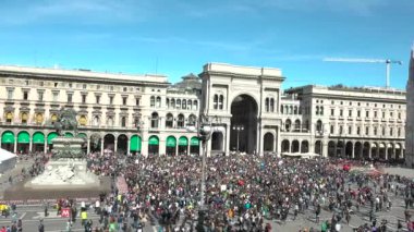Duomo Meydanı 'nın küresel grev gösterilerinde insanlarla dolu görüntüsü, Cuma günü yapılacak geçit töreni için, Milan, İtalya. Gezegeni korumak için grev yapan kalabalıklar, yeşil aktivizm için protestoculara katılırlar.